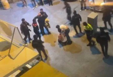 Kavgayı ayırmaya çalışan polise saldırı