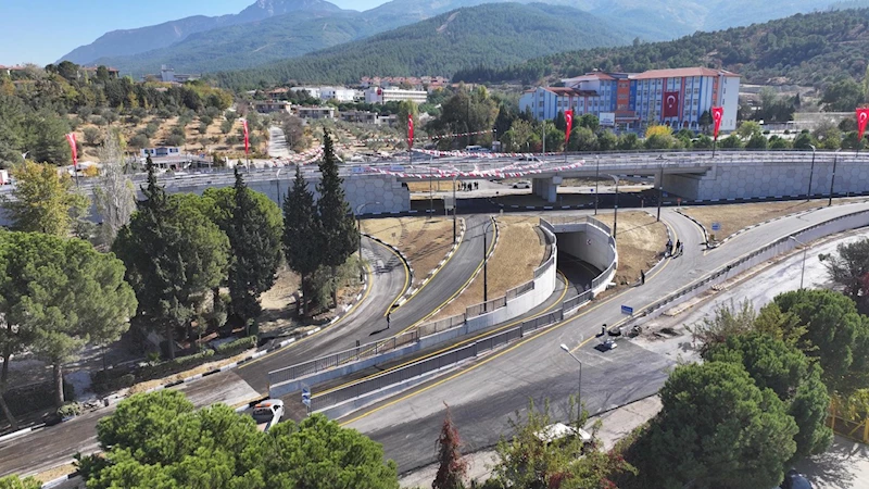 Manisa Cumhuriyet Kavşağı törenle hizmete açıldı, ilk araç geçişi yapıldı