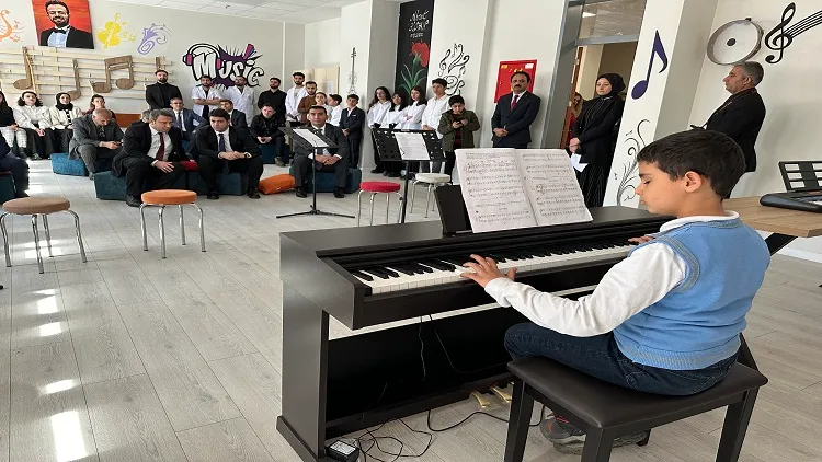 Kalp krizi geçiren öğretmenin adı, okulundaki müzik atölyesine verildi
