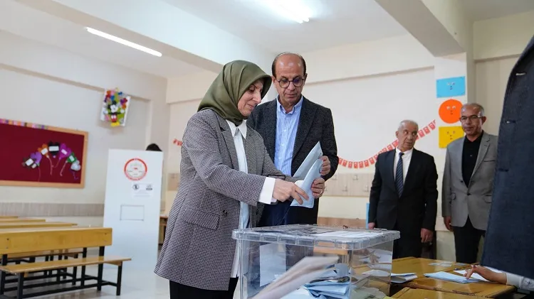 AK Parti Yeşilyurt Belediye Başkan Adayı Prof. Dr. İlhan Geçit, oyunu Özalper İlkokulu’nda kullandı.