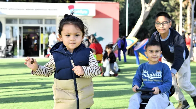 Konyaaltı’nda bebekler emekleyecek,babalar bez bağlayacak