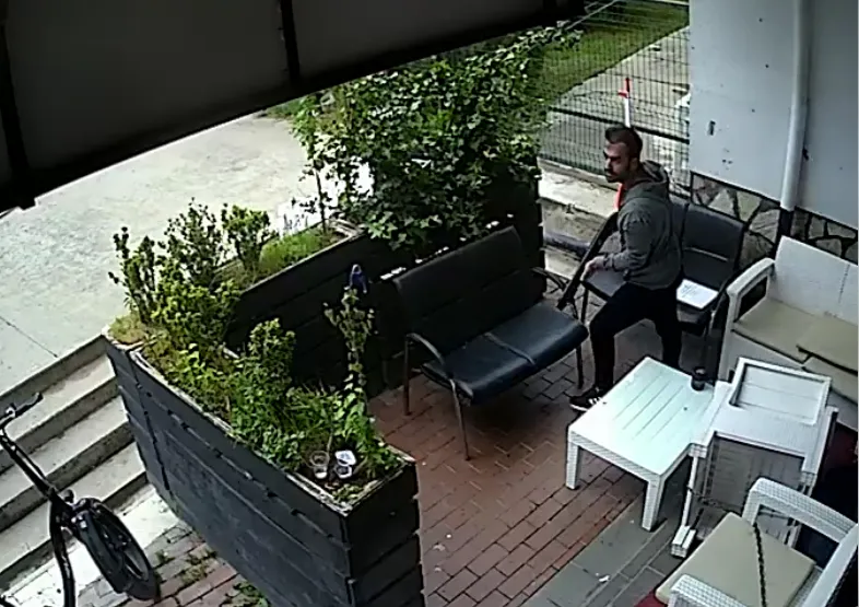 Eski sevgilisinin çalıştığı dükkana ateş açarken,yandaki iş yerinin önünde oturan kuaförü öldürdü