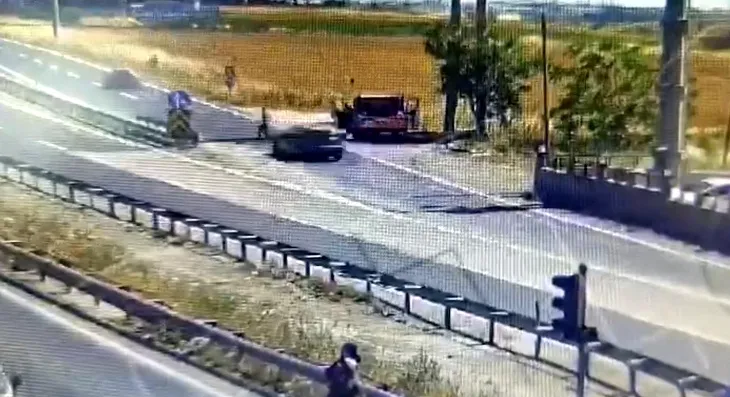 Otomobilin çarptığı Karayolları işçisi hayatını kaybetti  Kaza anı kamerada 