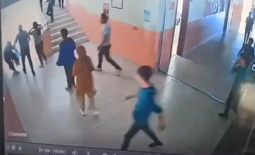 Iraklı öğrenci yakınları okul müdürü ve hizmetliyi zincirle dövdü