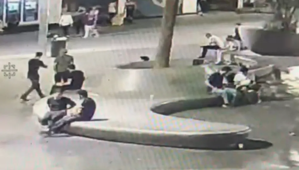 Taksim’de bankta uyuyan adamın telefonunu çaldı; mağduru yanlış tarafa yönlendirdi