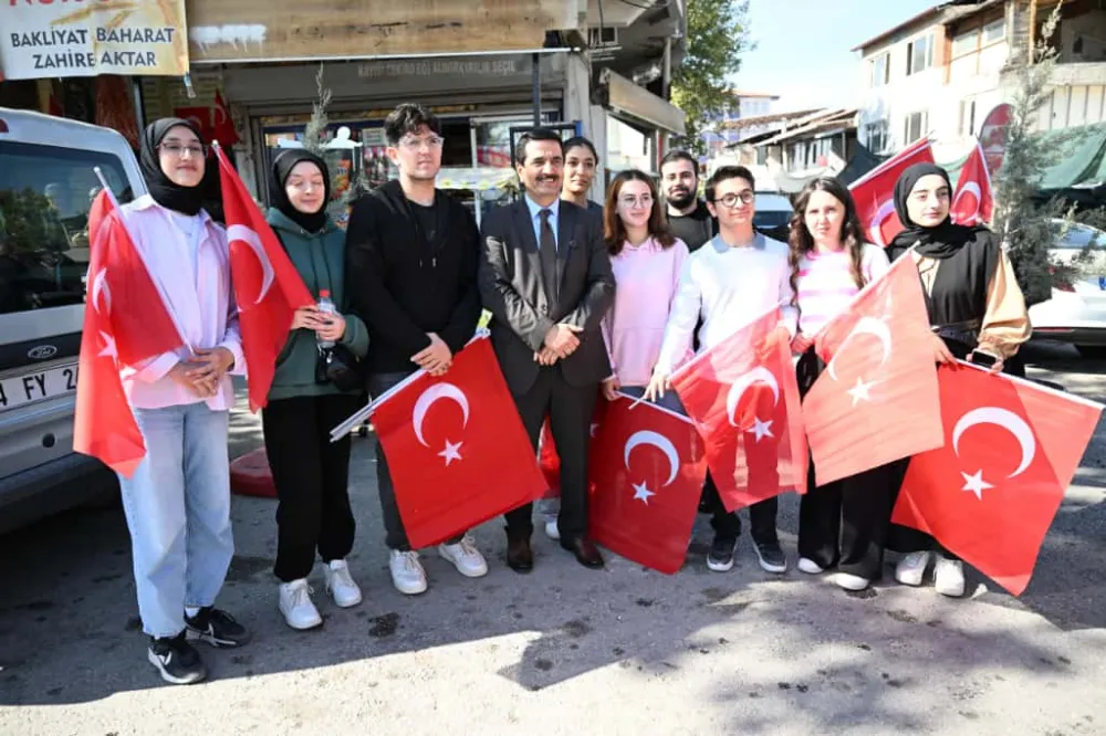 Battalgazi’de vatandaşlara Türk Bayrağı hediye edildi