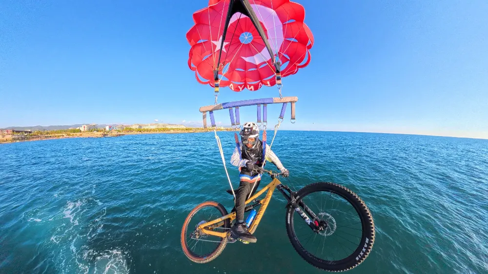 Deniz paraşütüne bağladığı bisikletiyle gökyüzünde pedal çevirdi