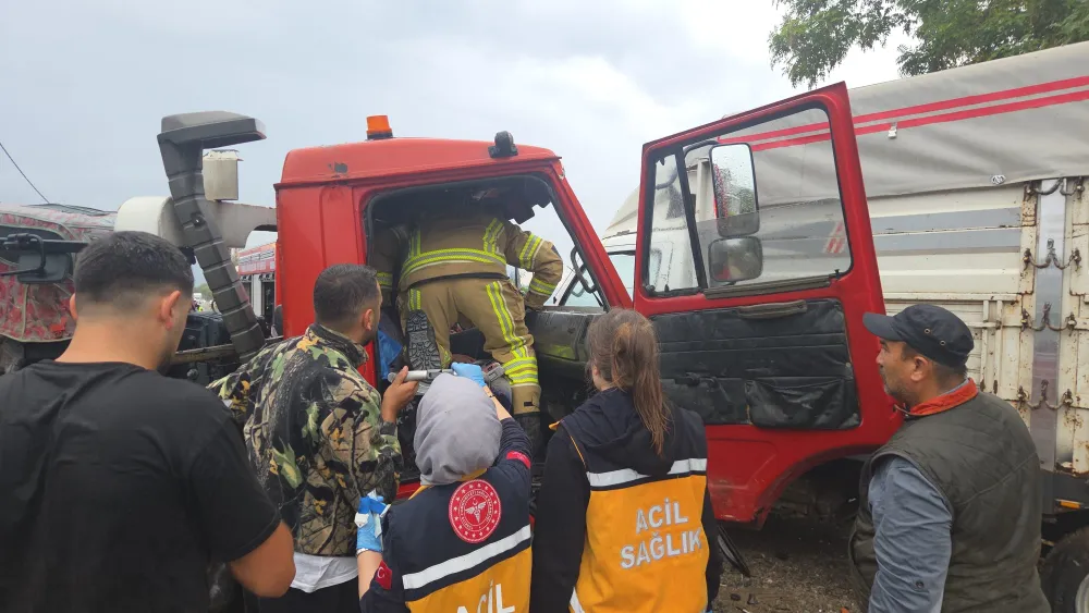 Bursa’da kamyonet, traktör yüklü çekici ile çarpıştı: 4 yaralı