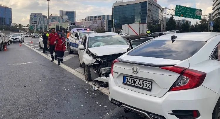 Bağcılar TEM Otoyolu’nda 2 otomobil çarpıştı: 4 yaralı