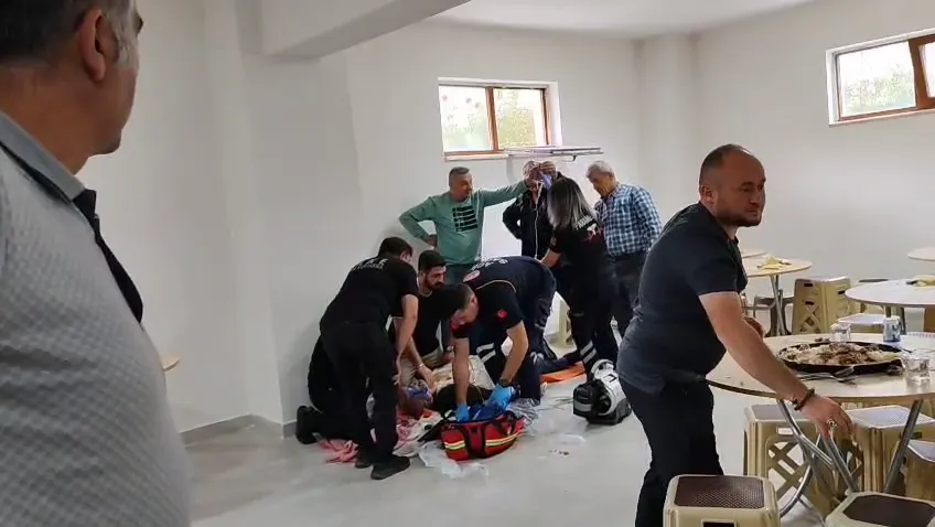 Nefes borusuna et parçası kaçan adam, Heimlich manevrası ve kalp masajıyla kurtarıldı