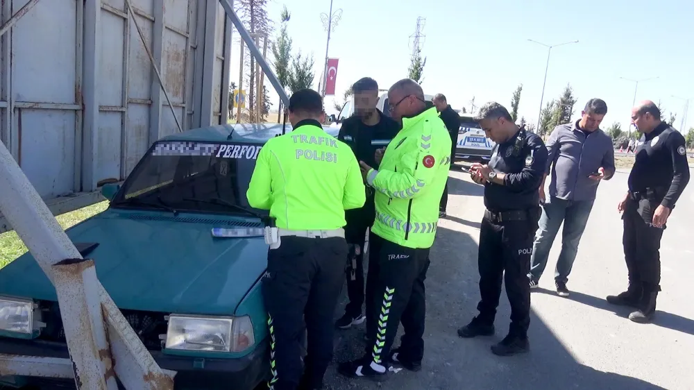 Polisten kaçıp, otomobilini reklam tabelasının arkasına gizledi ancak cezadan kurtulamadı