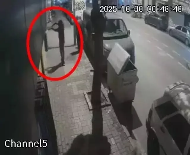 Kaldırımdakilerden kenara çekilmelerini isteyip iş yerine ateş açtı; o anlar kamerada