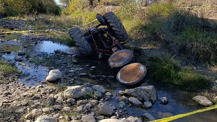 Devrilen traktörün sürücüsü hayatını kaybetti