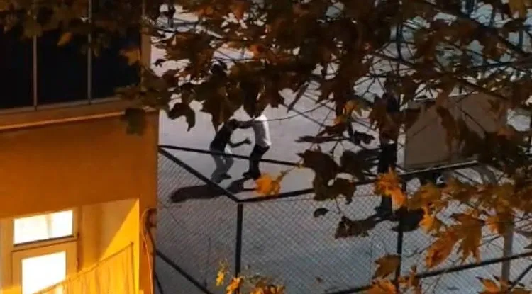 Kavga eden arkadaşlarını ayırmak yerine tezahüratta bulundular