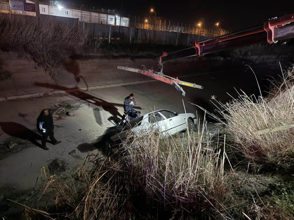 Aydın’da otomobil su kanalına devrildi: 2 yaralı