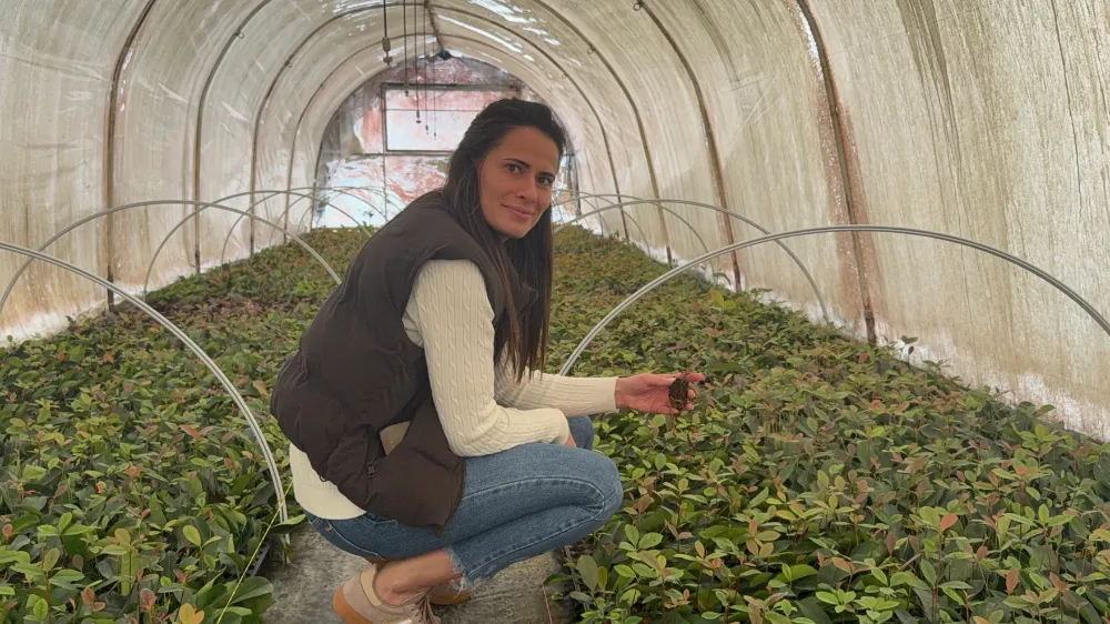 Baba mesleğini süs bitkileri ihracatı ile sürdüren mühendis Nihal, kadın çiftçilerle çalışıyor