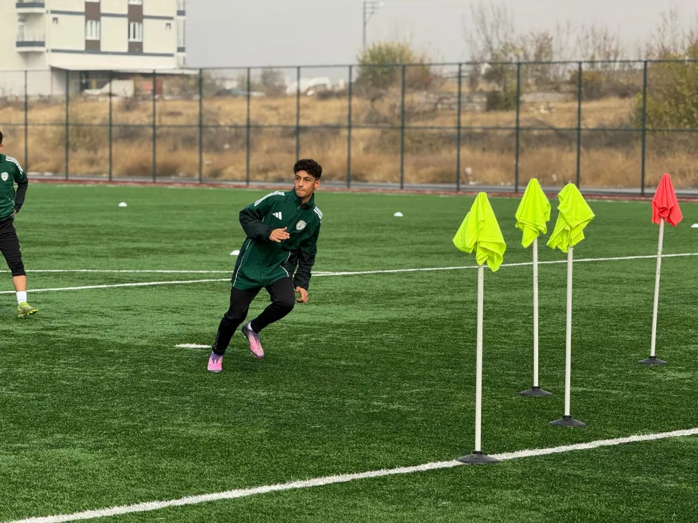 14 Yaşındaki Yetenek A Takım Sahnesinde: Emir Süleyman Ataş İlk Antrenmanına Çıktı