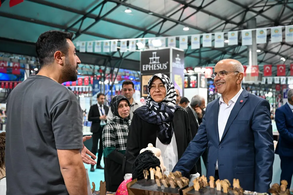 Başkan Er, Fuarı ziyaret ederek Yazarlarla bir araya geldi