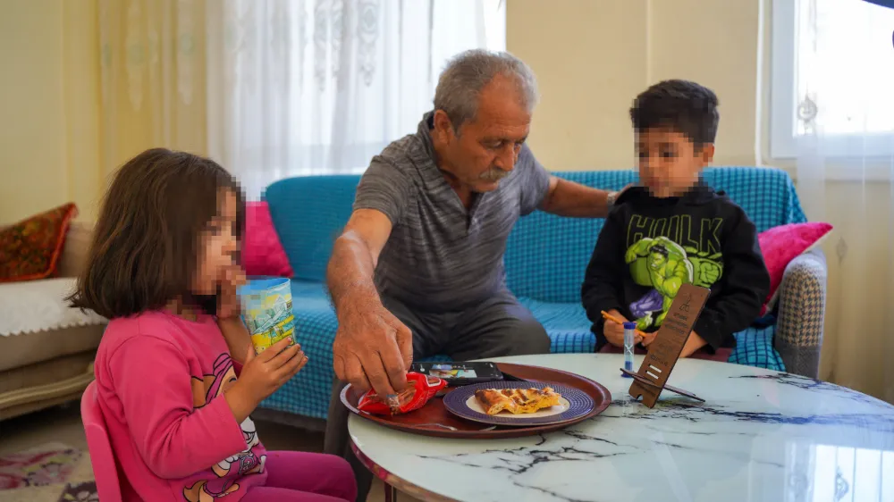 Hayatını 3 torununa adayan dedeye evden tahliye şoku