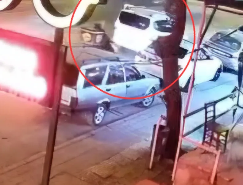 Motokurye , trafik kavgasında bıçaklandı ; Olay anı kamerada