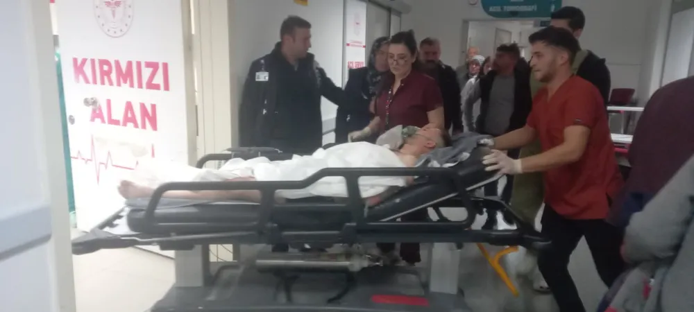 Kayınpederinin ağır yaraladığı damat, göğsündeki bıçakla hastaneye kaldırıldı