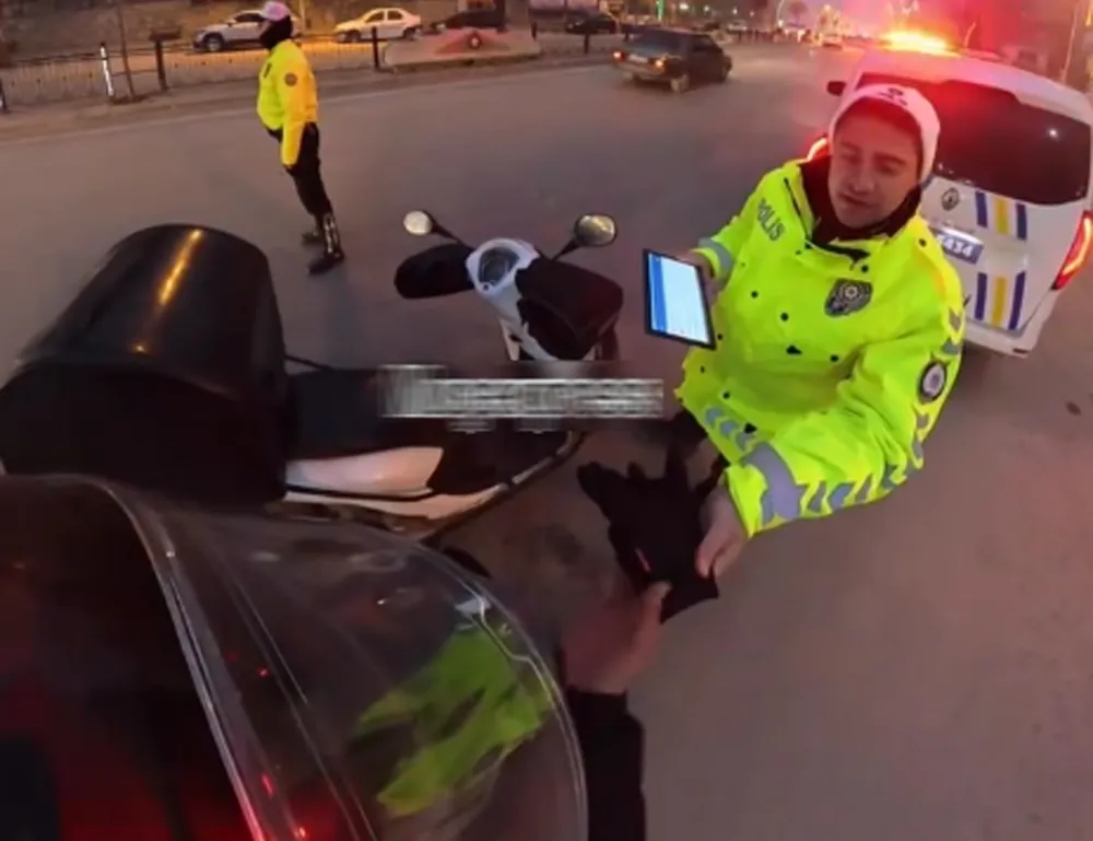 Trafik polisi, soğuktan elleri titreyen kuryeye eldivenlerini verdi