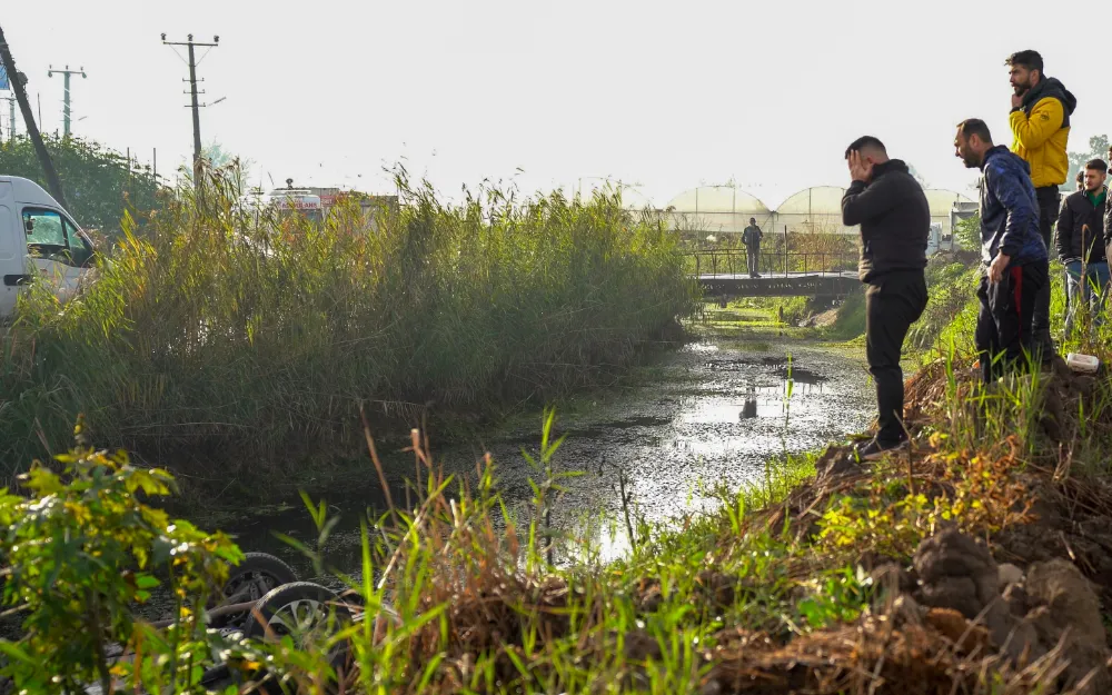Kanala uçan cipte ölen eşinin cenazesinin çıkarılmasını gözyaşlarıyla izledi
