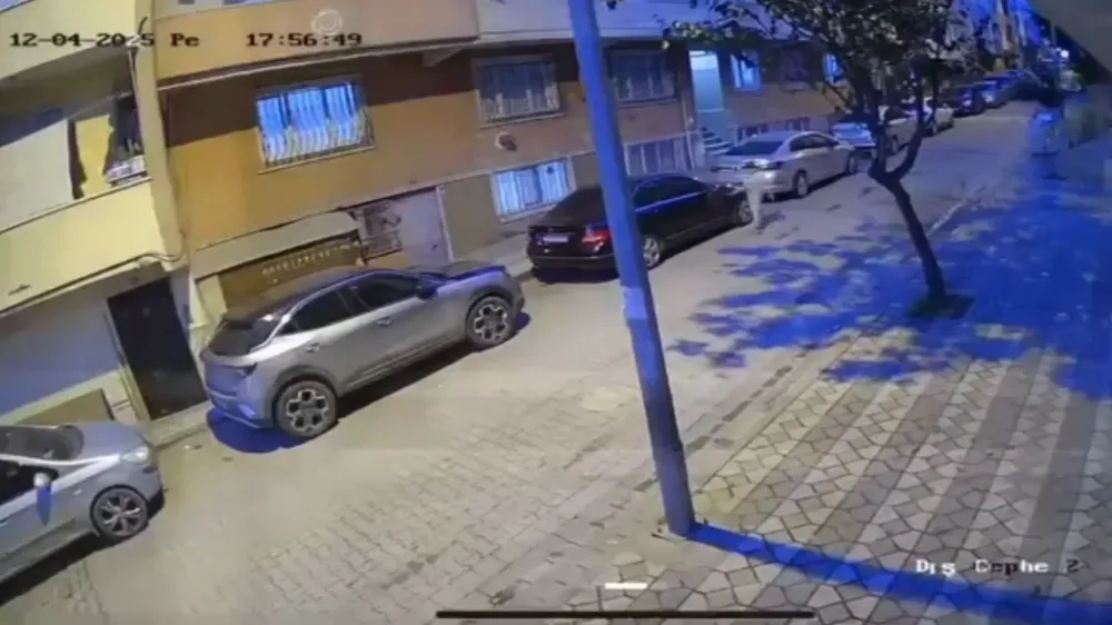 Sultangazi’de bir çocuk park halindeki araçlara zarar verdi