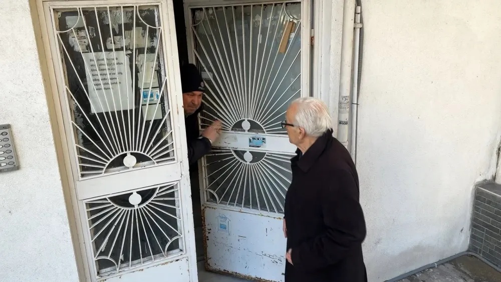 Kapıda kalan adam itfaiyeyi çağırdı,itfaiye gelince kapıyı açan eşine sitem etti