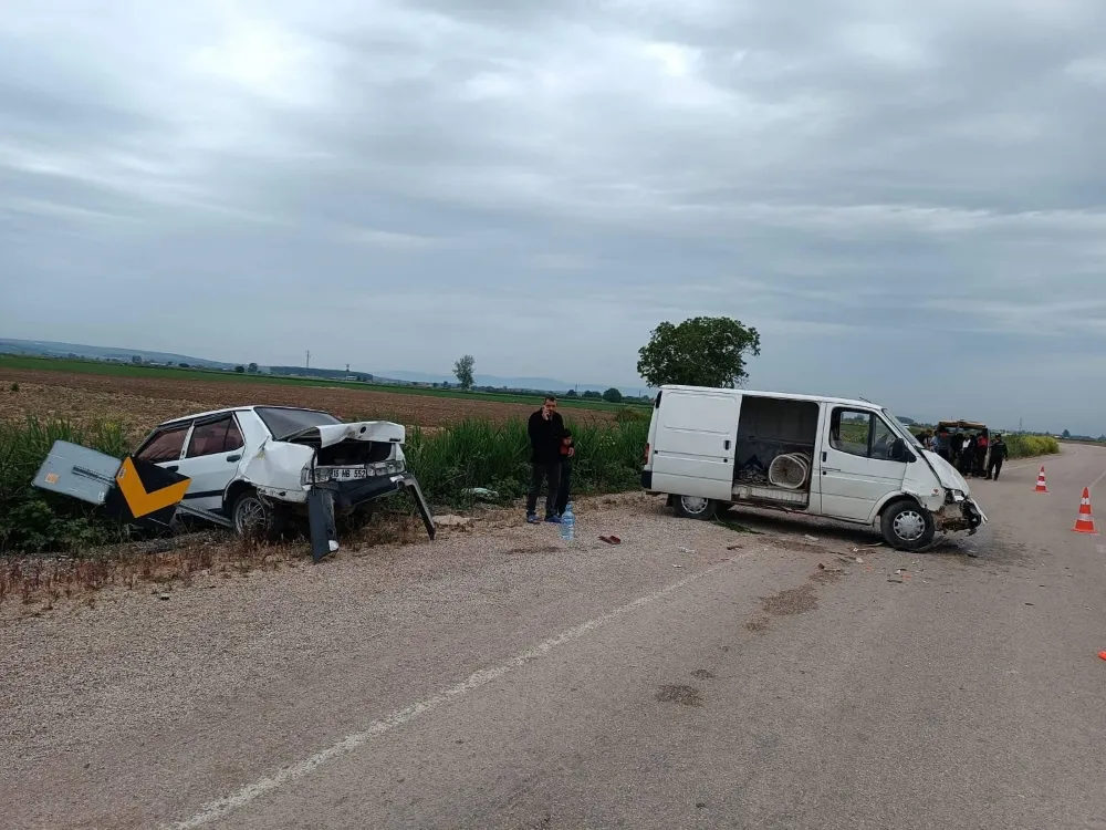 Minibüs, park halindeki otomobile çarptı 8 yaralı