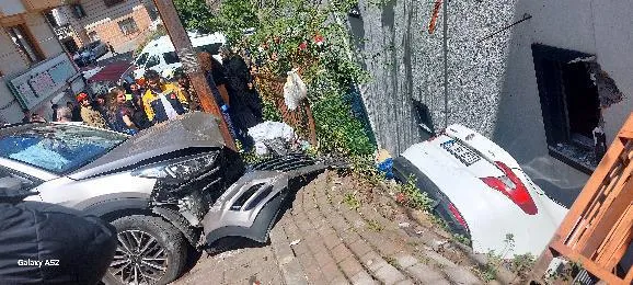 Fren yerine gaza basan kadın sürücünün çarptığı araç bina boşluğuna düştü