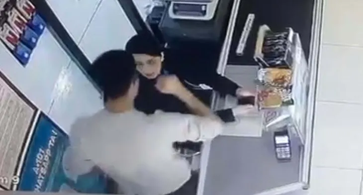 Zincir markette birlikte çalıştığı kadını darbetti ; O anlar kamerada