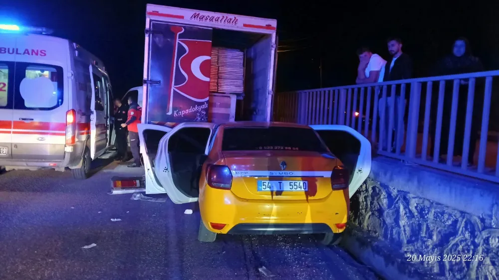 Kamyonete arkadan çarpan taksici öldü,müşterisi yaralandı
