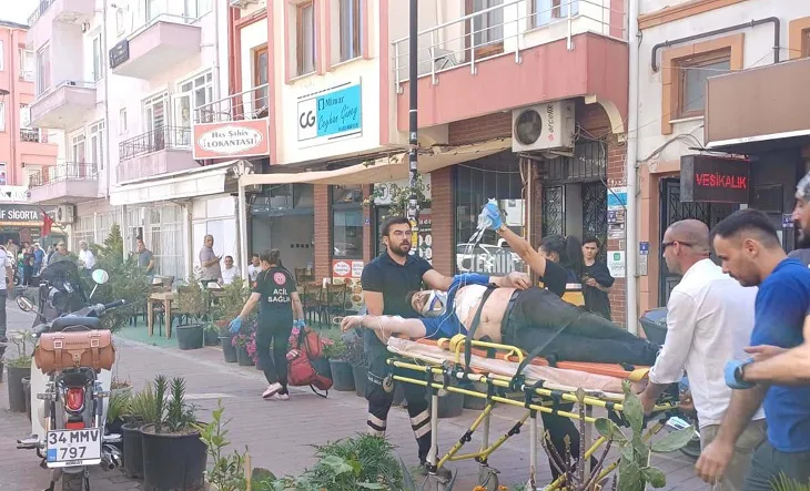 Çay Ocağında Otururken Bıçaklandı