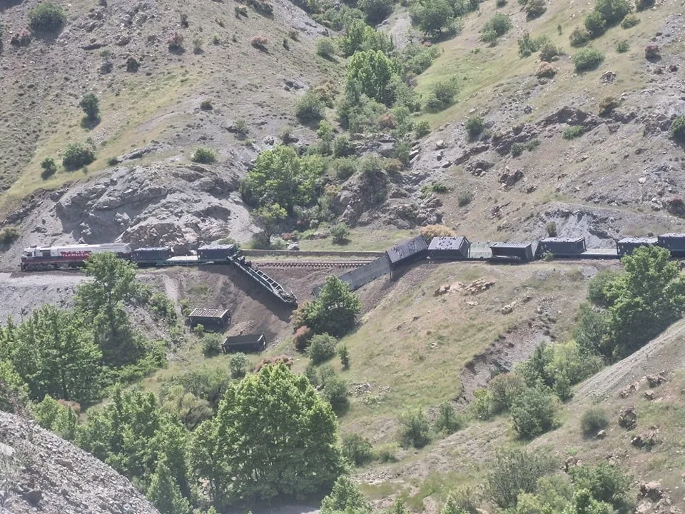 Elazığ’da yük treninin 5 vagonu raydan çıktı