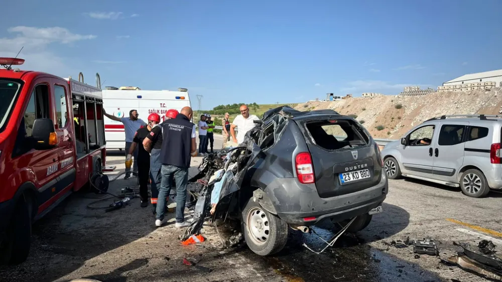 Elazığ’da TIR ile otomobil çarpıştı : 1 ölü, 2 ağır yaralı