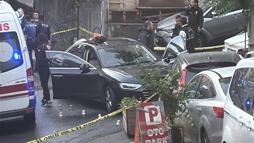 Kağıthane’de pusu kurup, otomobile kurşun yağdırdılar 1 ölü 