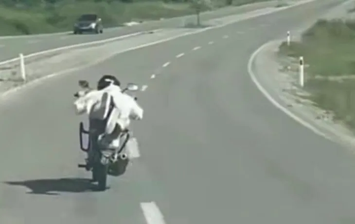 Yüzüstü uzanarak motosiklet kullanan sürücüye 45 bin lira ceza