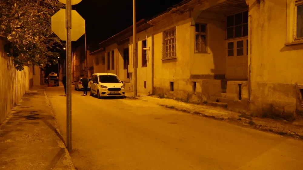 Genç kadın sokakta karnından bıçaklanmış olarak bulundu