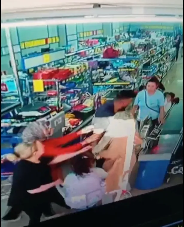 Marketteki kasa sırası tartışmasında 3 kişiyi darbetti; o anlar kamerada