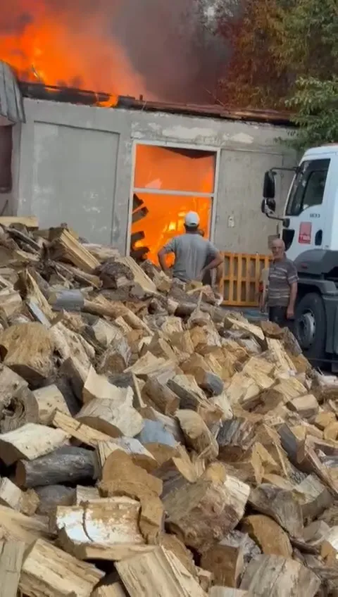 Elazığ’ın atölyede çıkan yangın yandaki işyerine sıçradı