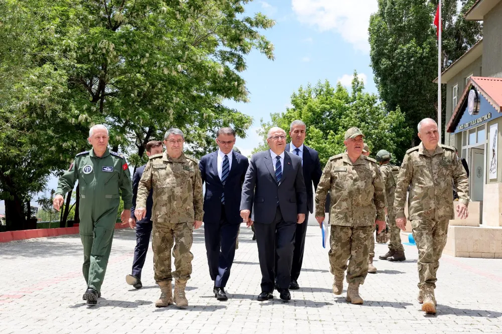 Bakan Güler ve TSK komuta kademesi İran sınırında 