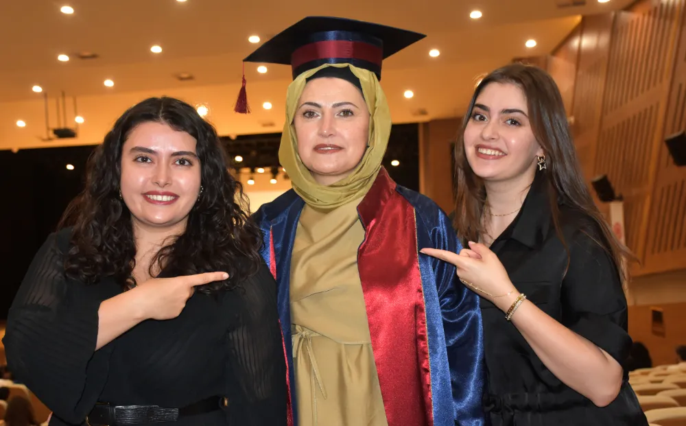 İki kanseri yendi, 49 yaşında üniversiteyi birincilikle bitirdi