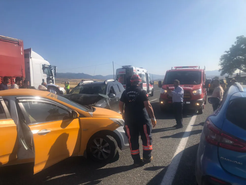 Elazığ’da taksi ile otomobil çarpıştı : 2 yaralı