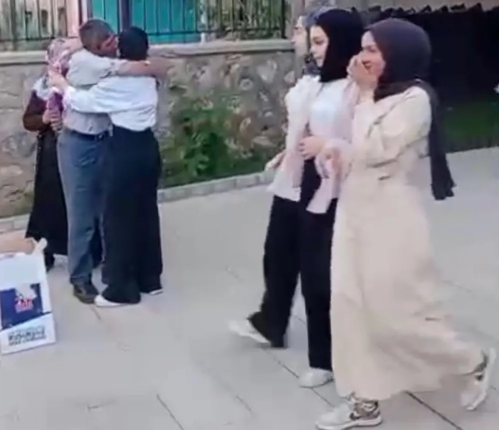 YKS sonrası kızını çiçeklerle karşılayan baba : Dünyanın en güzel anıydı