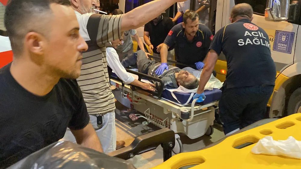 Minibüs şoförü,kalp krizi geçiren yolcuyu hastaneye yetiştirdi