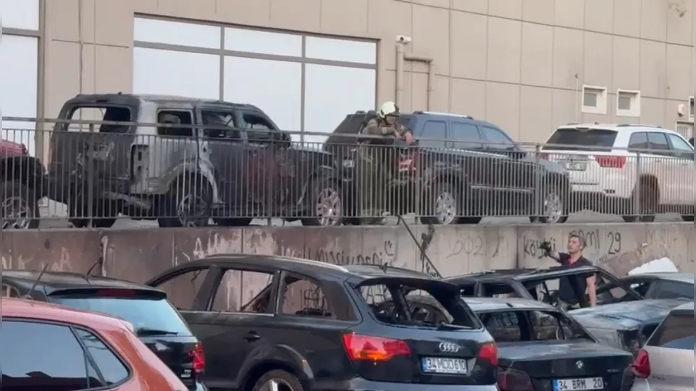  Ataşehir’de sanayi sitesinde çıkan yangında çok sayıda araç yandı