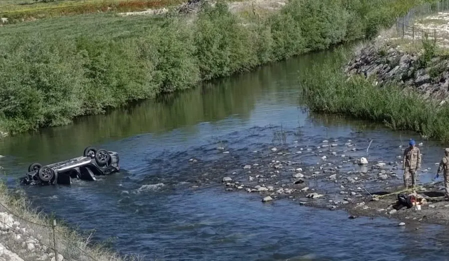 Genç çift ve çocukları,bayram tatili için memlekete giderken kazada yaşamlarını yitirdi