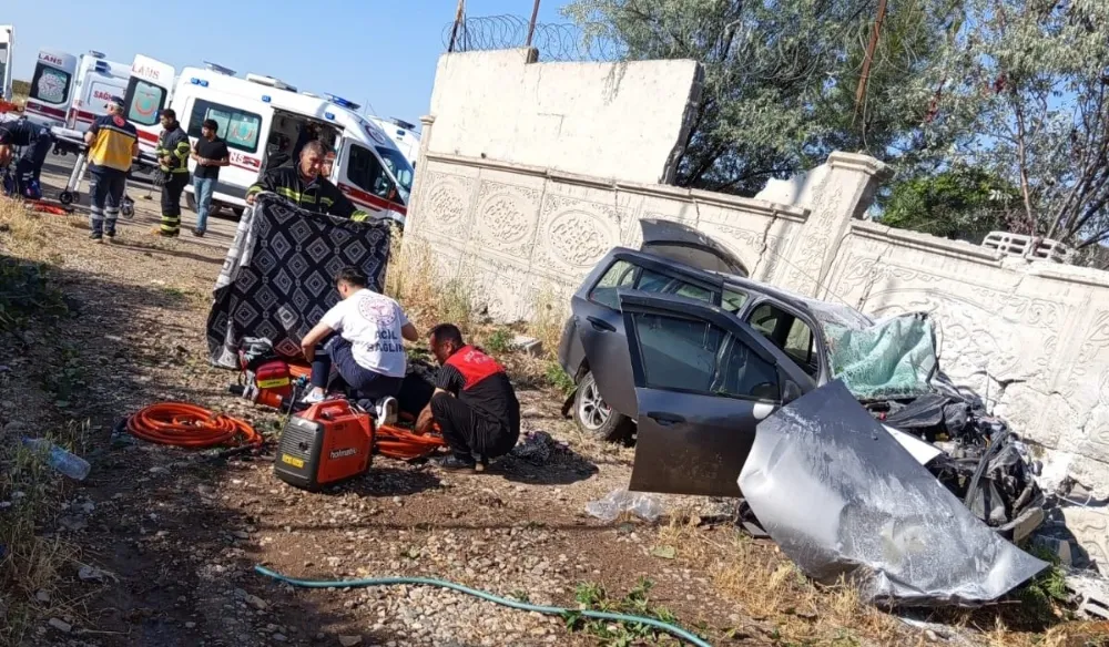 Diyarbakır’da lastiği patlayan otomobil istinat duvarına çarptı 1 ölü, 6 yaralı