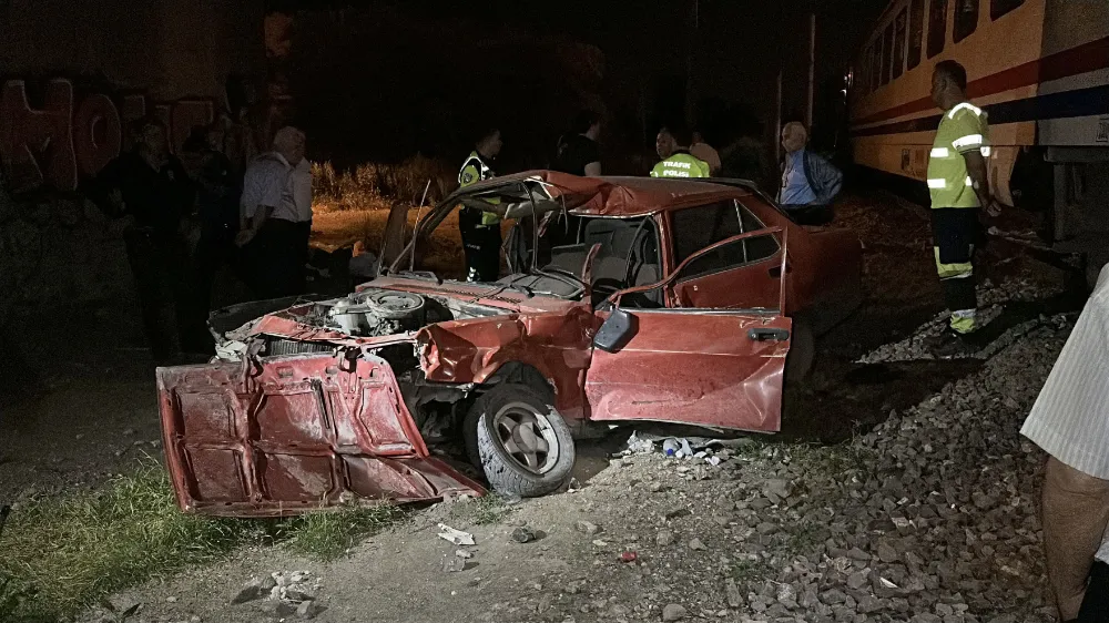 Yolcu treni, sürücüsünün raylara bırakıp kaçtığı otomobile çarptı